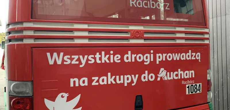 Oklejenie autobusu reklama Auchan